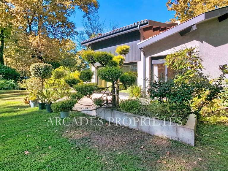 Maison Saint-Sulpice-et-Cameyrac - 2 chambres - 159m²