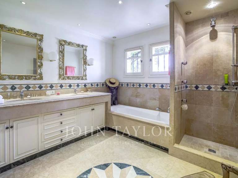 Maison Valbonne - 6 chambres - 330m²