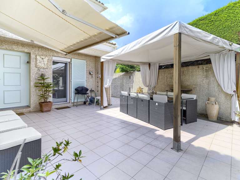 Maison Villeneuve-Loubet - 3 chambres - 121m²