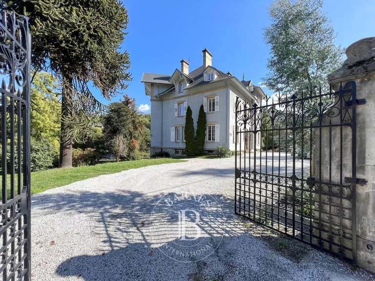 Maison Chambéry - 9 chambres - 809m²