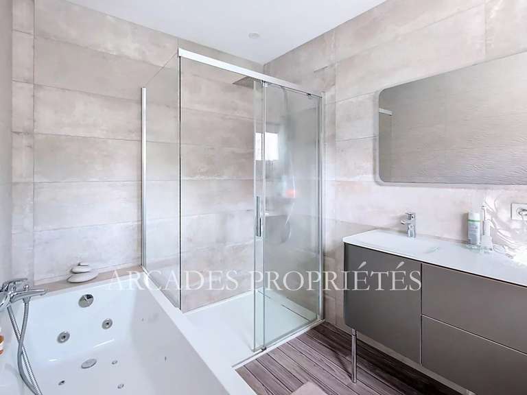 Maison Saint-Sulpice-et-Cameyrac - 5 chambres - 212m²