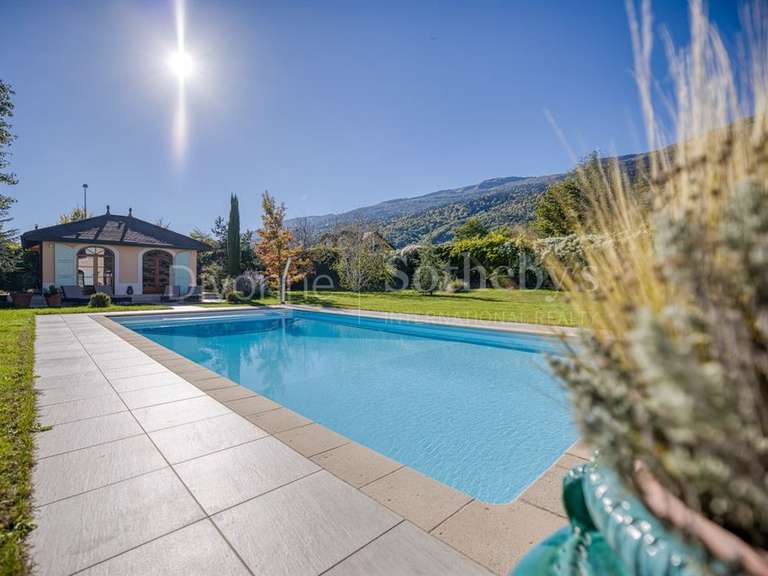 Maison Échenevex - 6 chambres - 605m²