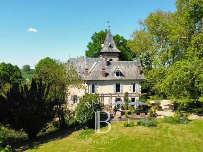 Maison 11 pièces 440 m² · à Bourges · 440 m² · 878 000 €