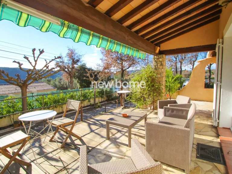 Villa Bagnols-en-Forêt - 5 chambres - 142m²