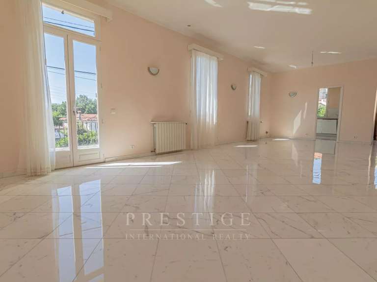 House Juan-les-pins - 2 bedrooms - 209m²