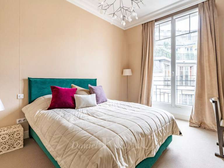Appartement Paris 16e - 4 chambres - 211m²