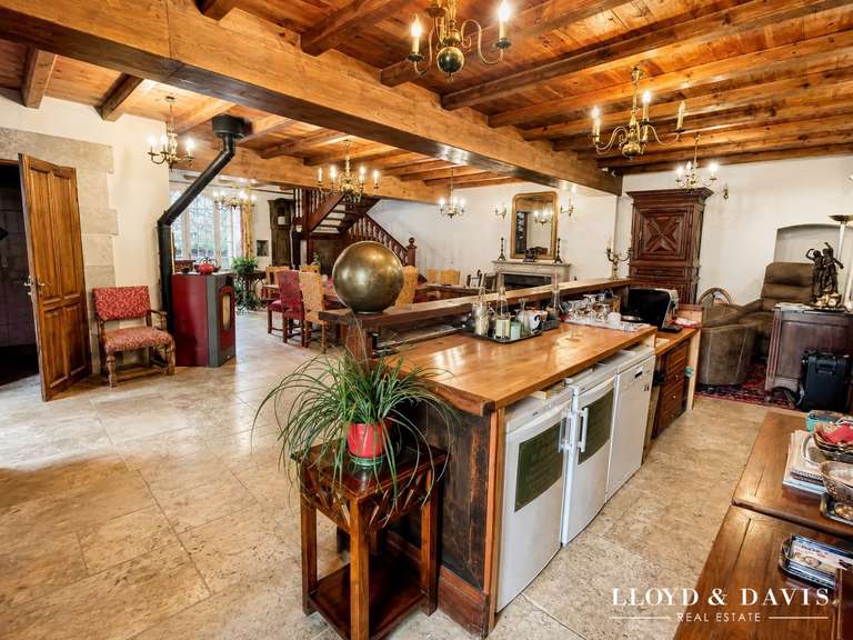 Château Chomérac - 16 chambres - 1560m²