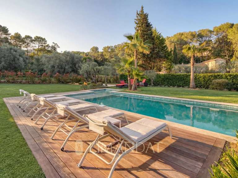 Villa Roquefort-les-Pins - 4 bedrooms - 200m²