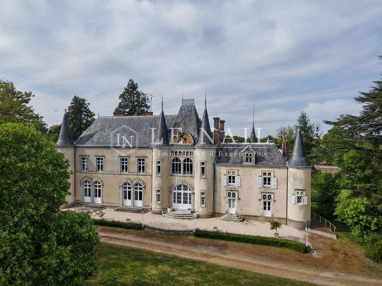 Château Laval - 13 chambres - 600m²