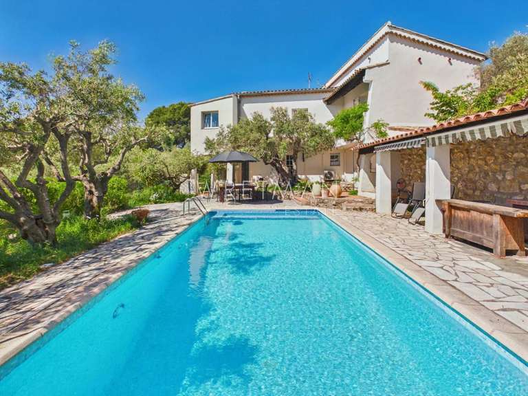 Propriété Draguignan - 6 chambres - 266m²