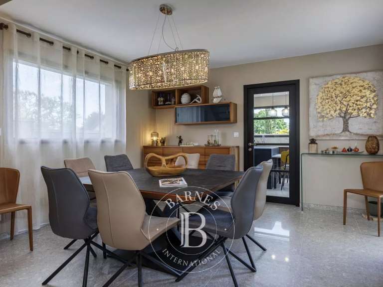 Maison Cessy - 5 chambres - 202m²