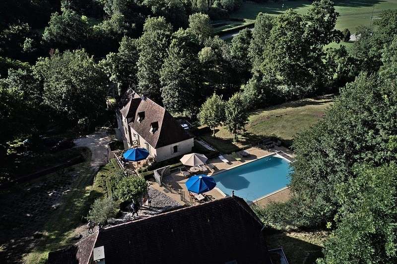 Magnifique moulin avec grande piscine.