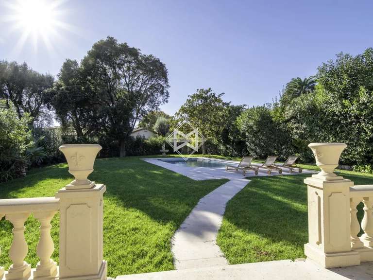 Villa Cap-d-antibes - 5 bedrooms - 295m²