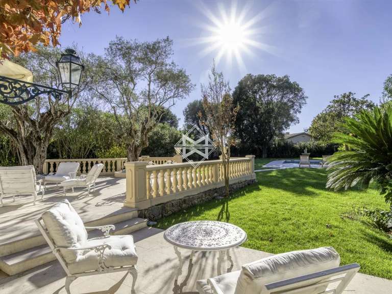 Villa Cap-d-antibes - 5 bedrooms - 295m²