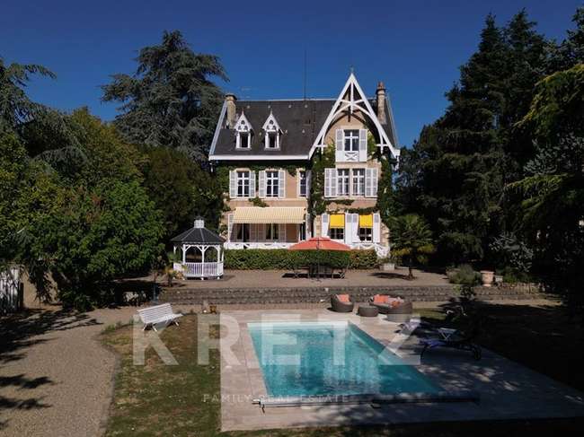 Maison 13 pièces 416 m² · à Saint-Amand-Montrond · 416 m² · 646 800 €