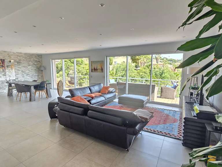 Villa Roquebrune-sur-Argens - 3 chambres - 246m²