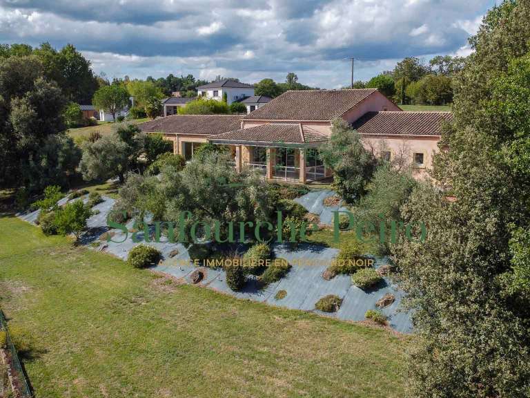 Maison Sarlat-la-Canéda - 3 chambres - 237m²