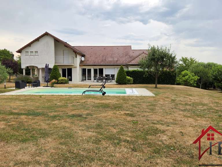 Villa Cussey-sur-l'Ognon - 5 chambres - 274m²