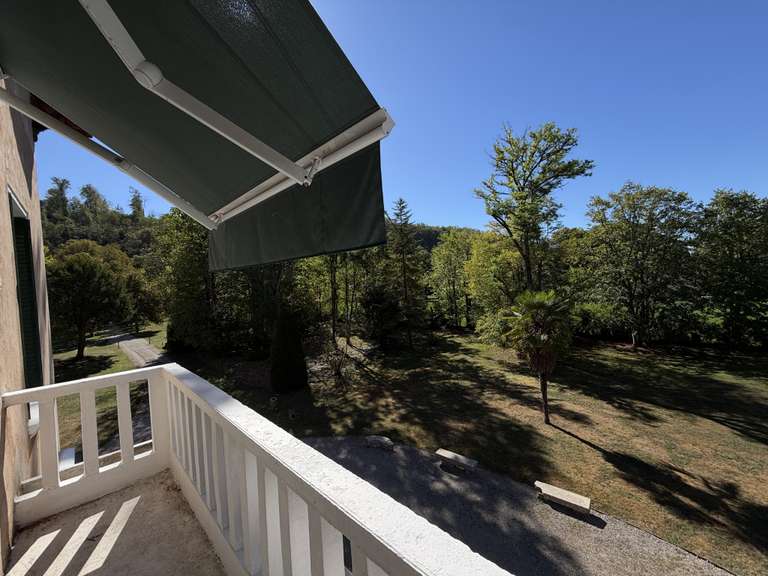 Maison Neuville-sur-Ain - 7 chambres - 454m²