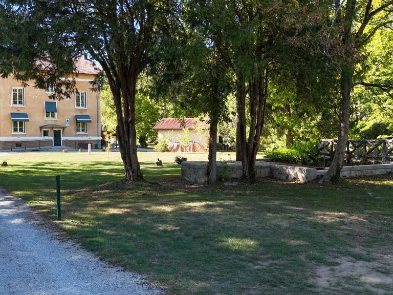 Maison Neuville-sur-Ain - 7 chambres - 454m²