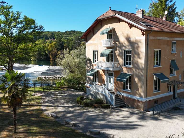 Maison Neuville-sur-Ain - 7 chambres - 454m²