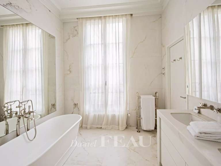 Appartement Paris 7e - 2 chambres - 160m²