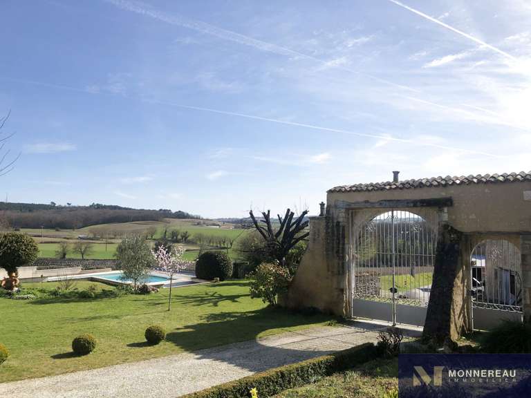 Maison Brie-sous-Barbezieux - 3 chambres - 208m²