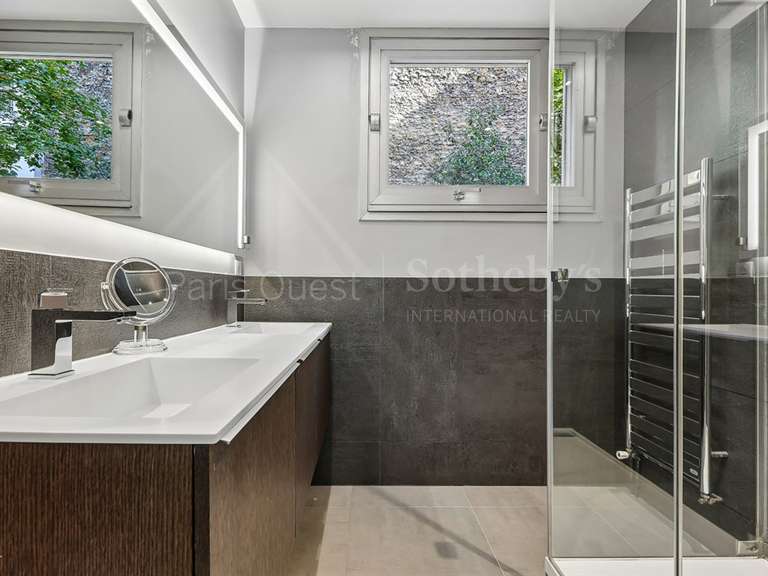 Appartement Paris 16e - 2 chambres - 130m²