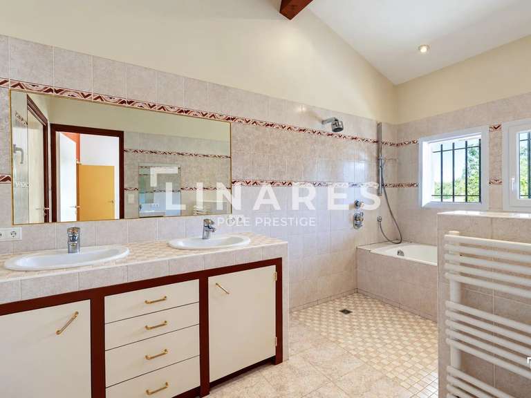 Maison Saint-Cannat - 5 chambres - 220m²