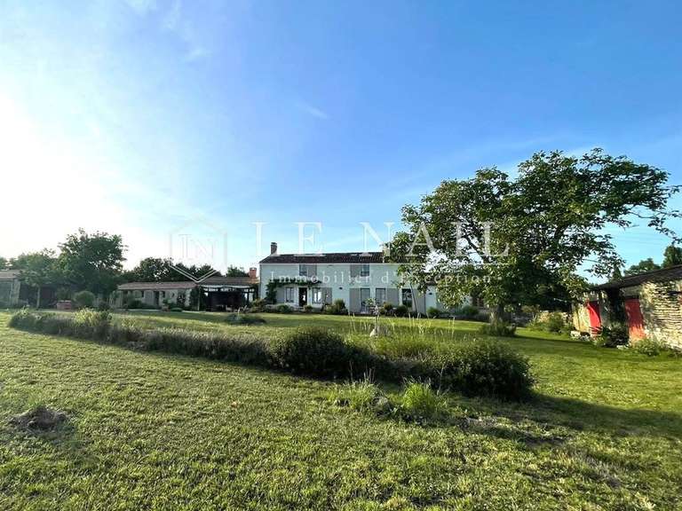 Propriété Moutiers-les-Mauxfaits - 7 chambres - 282m²