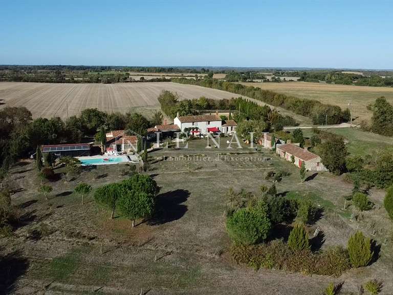 Propriété Moutiers-les-Mauxfaits - 7 chambres - 282m²