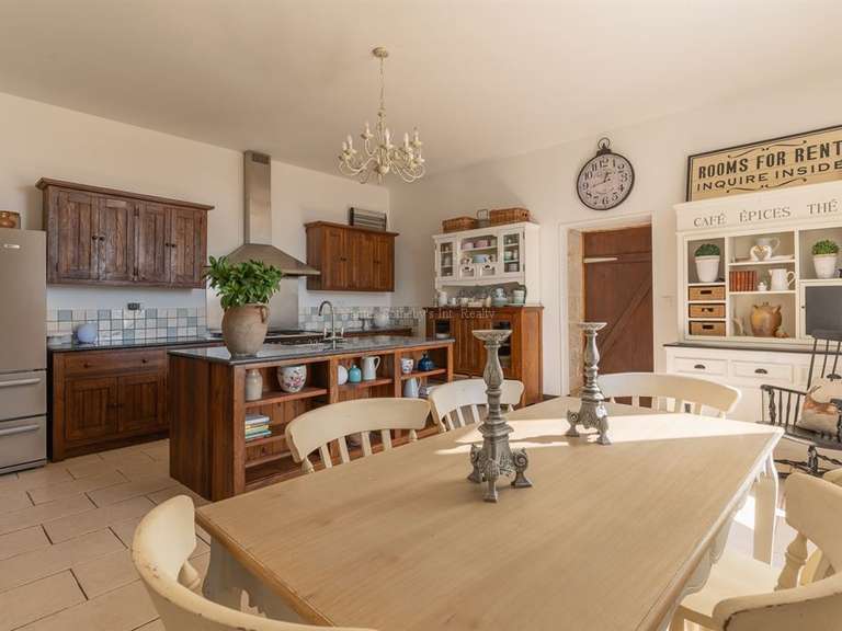 House Mairé-Levescault - 8 bedrooms - 350m²