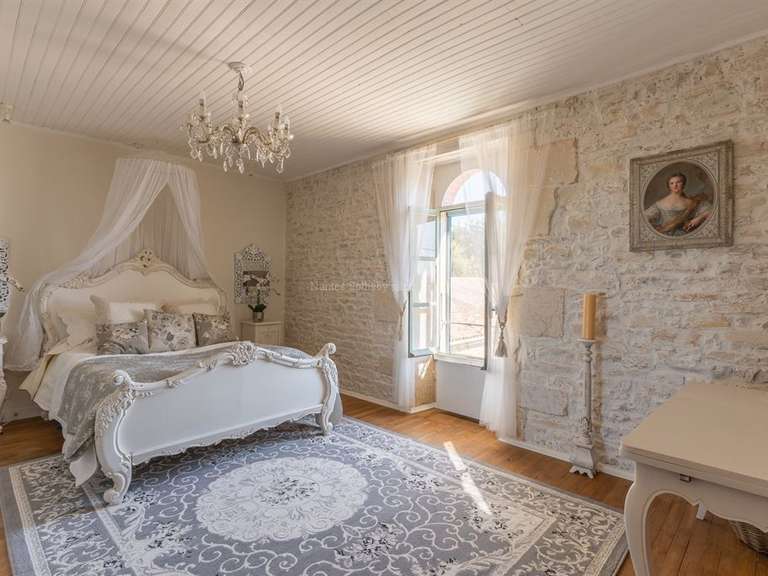 House Mairé-Levescault - 8 bedrooms - 350m²
