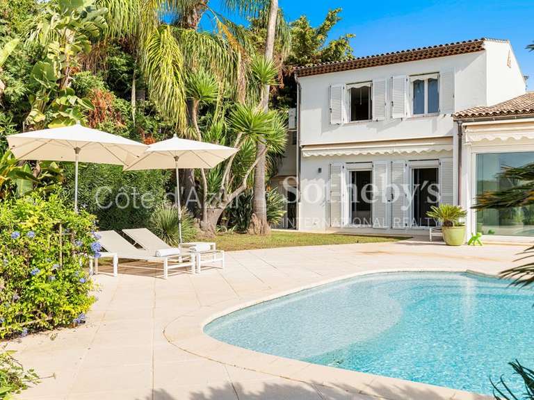Maison Villeneuve-Loubet - 4 chambres - 205m²