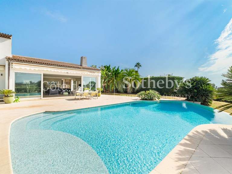 Maison Villeneuve-Loubet - 4 chambres - 205m²