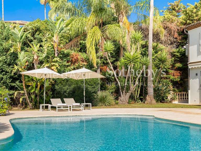 Maison Villeneuve-Loubet - 4 chambres - 205m²