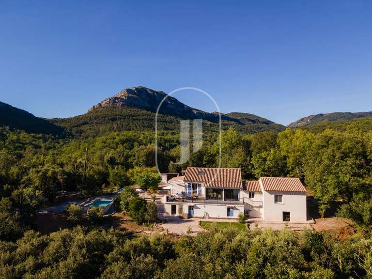Propriété Saint-Hippolyte-du-Fort - 4 chambres - 148m²