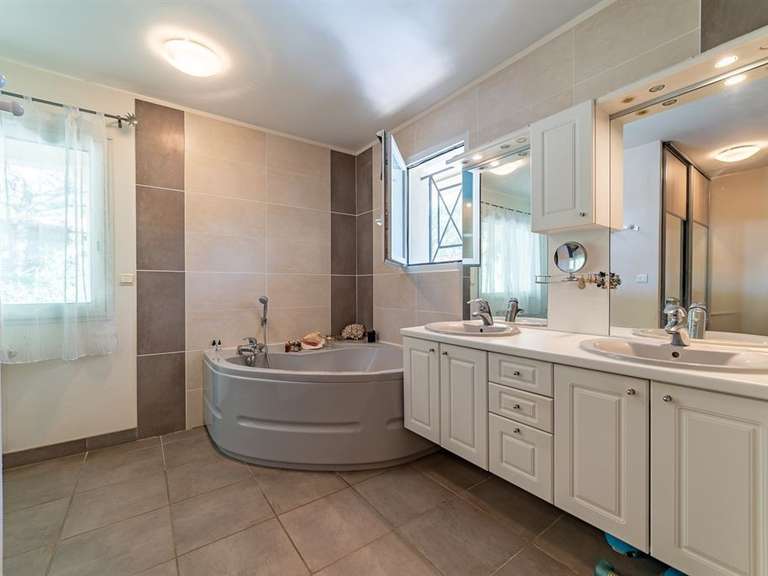 Maison Agde - 6 chambres - 310m²