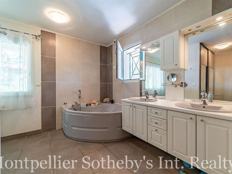 Maison Agde - 6 chambres - 310m²