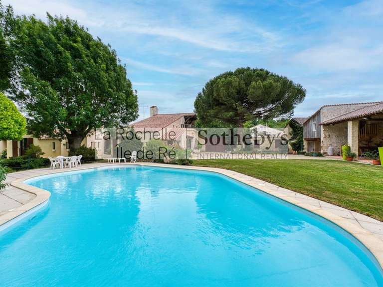 Maison Aigrefeuille-d'Aunis - 4 chambres - 319m²