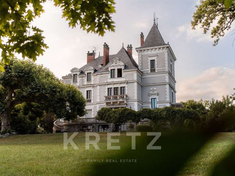 House Aix-les-Bains - 8 bedrooms - 677m²