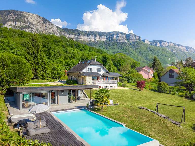 House Aix-les-Bains - 4 bedrooms - 326m²