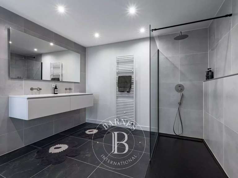 Maison Allonzier-la-Caille - 2 chambres - 327m²