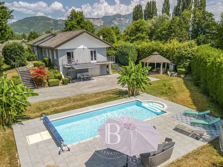 Maison Amancy - 4 chambres - 263m²