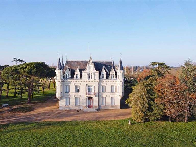 Château Angers - 15 chambres - 1100m²