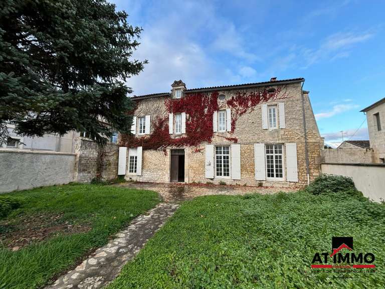 House Angoulême - 8 bedrooms - 308m²