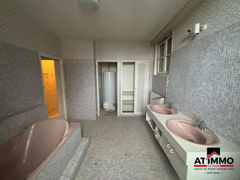 House Angoulême - 8 bedrooms - 308m²