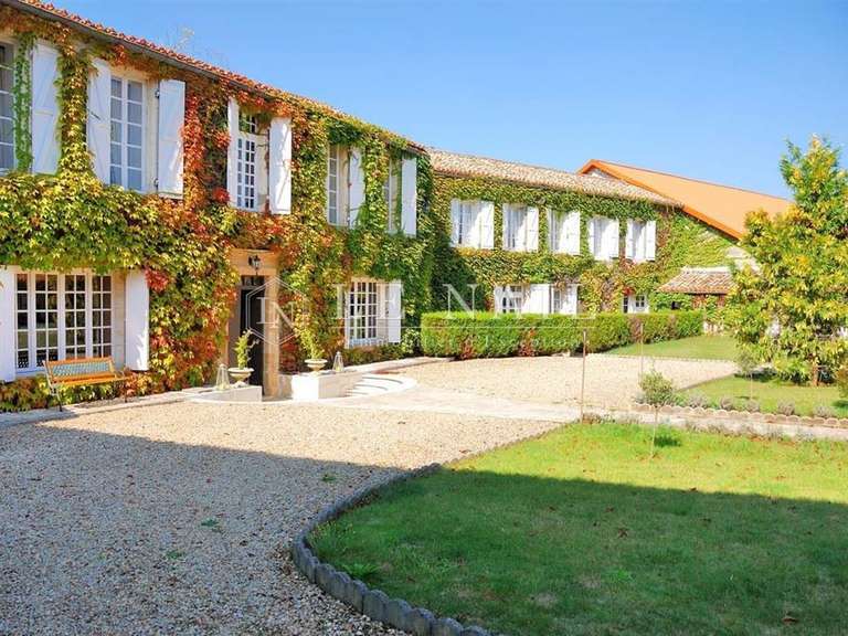 Propriété Angoulême - 12 chambres - 800m²