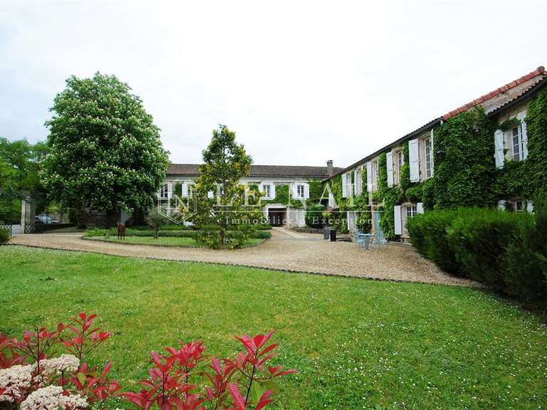 Propriété Angoulême - 12 chambres - 800m²