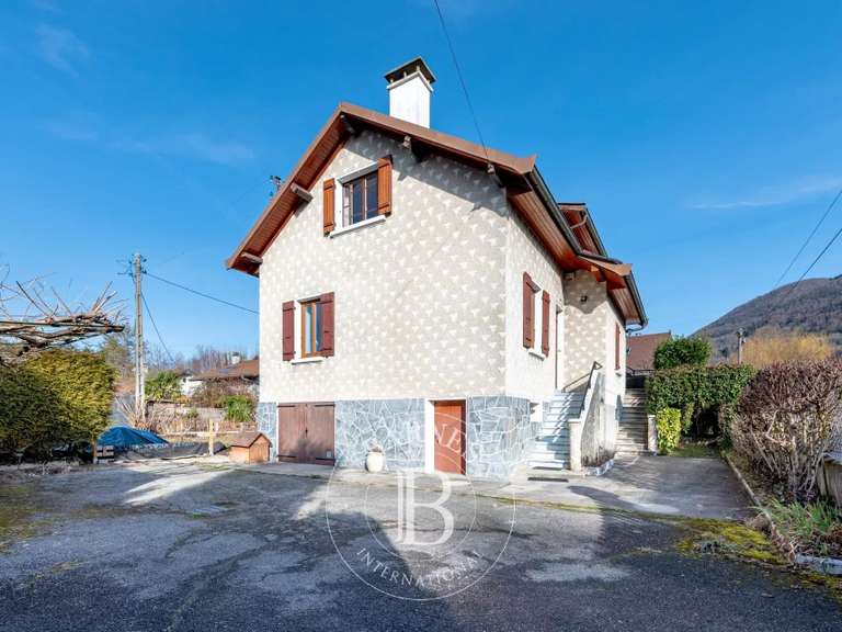 Maison Annecy-le-Vieux - 3 chambres - 214m²
